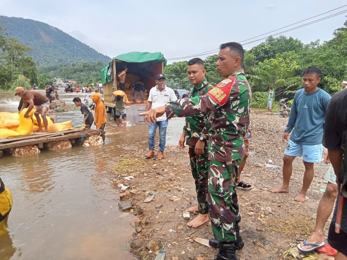 Personel Koramil 1430-02/Asera  Bersama Polsek Asera Bantu Evakuasi Warga Akibat Banjir