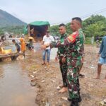 Personel Koramil 1430-02/Asera  Bersama Polsek Asera Bantu Evakuasi Warga Akibat Banjir