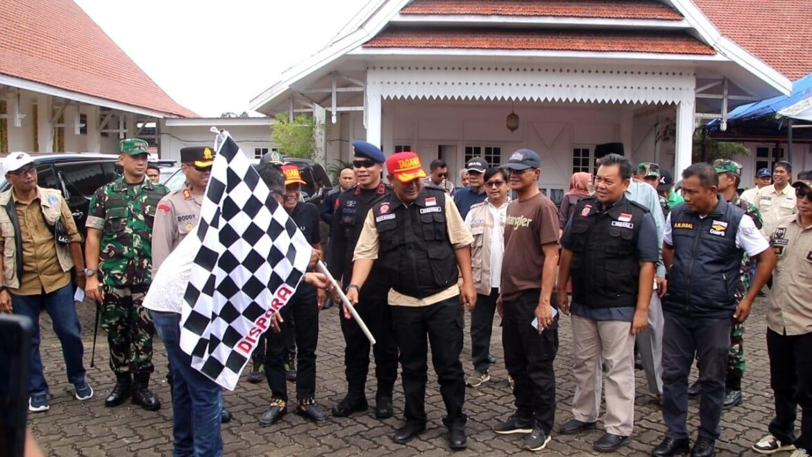 Peduli Korban Bencana, Bersama Pemda Bone, Batalyon C Pelopor Salurkan Bantuan