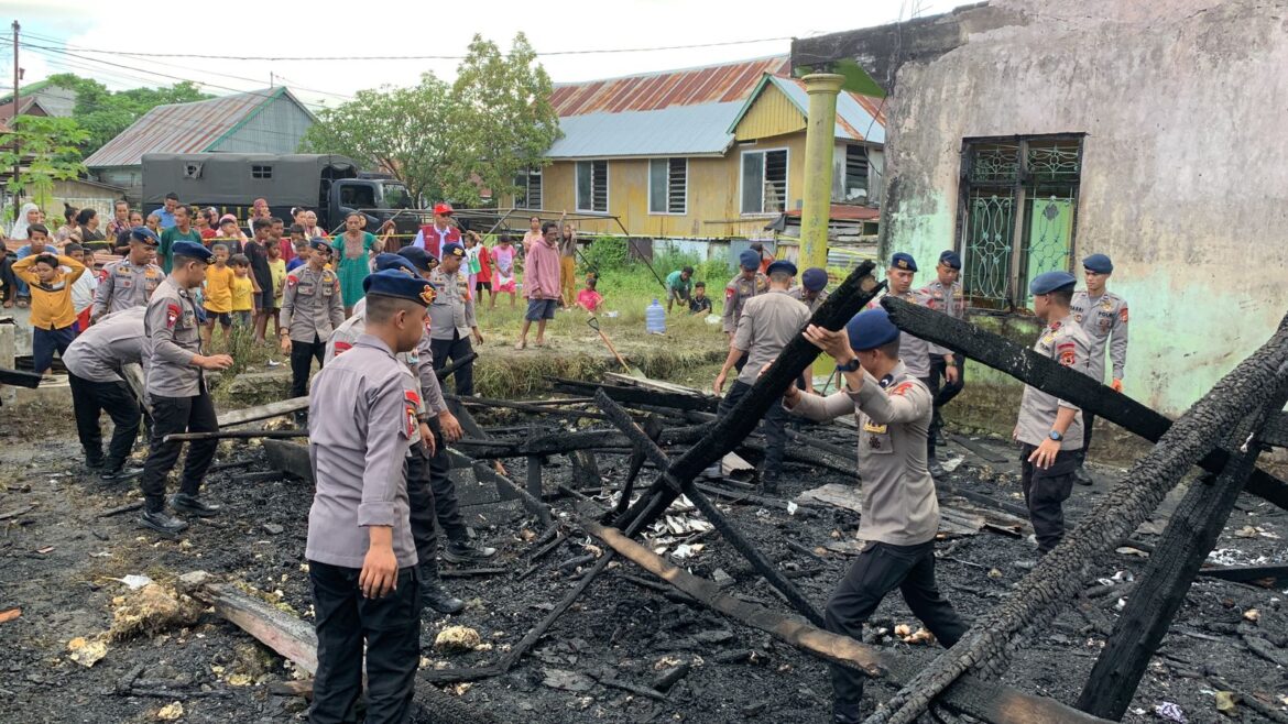 Wujud Kepedulian Terhadap Korban Kebakaran di Bajoe, Brimob Bone Lakukan Ini