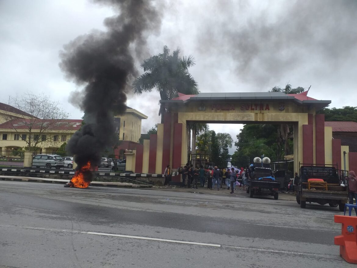 Demo Aktivis di Mapolda Sultra, Usut Dugaan Ijazah Palsu Oknum Kades Marombo Pantai Kabupaten Konawe Utara