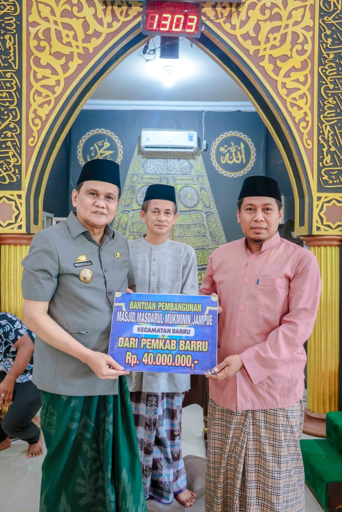 Bupati Barru Menyerahkan Bantuan Pembangunan Masjid Usai Shalat Jumat