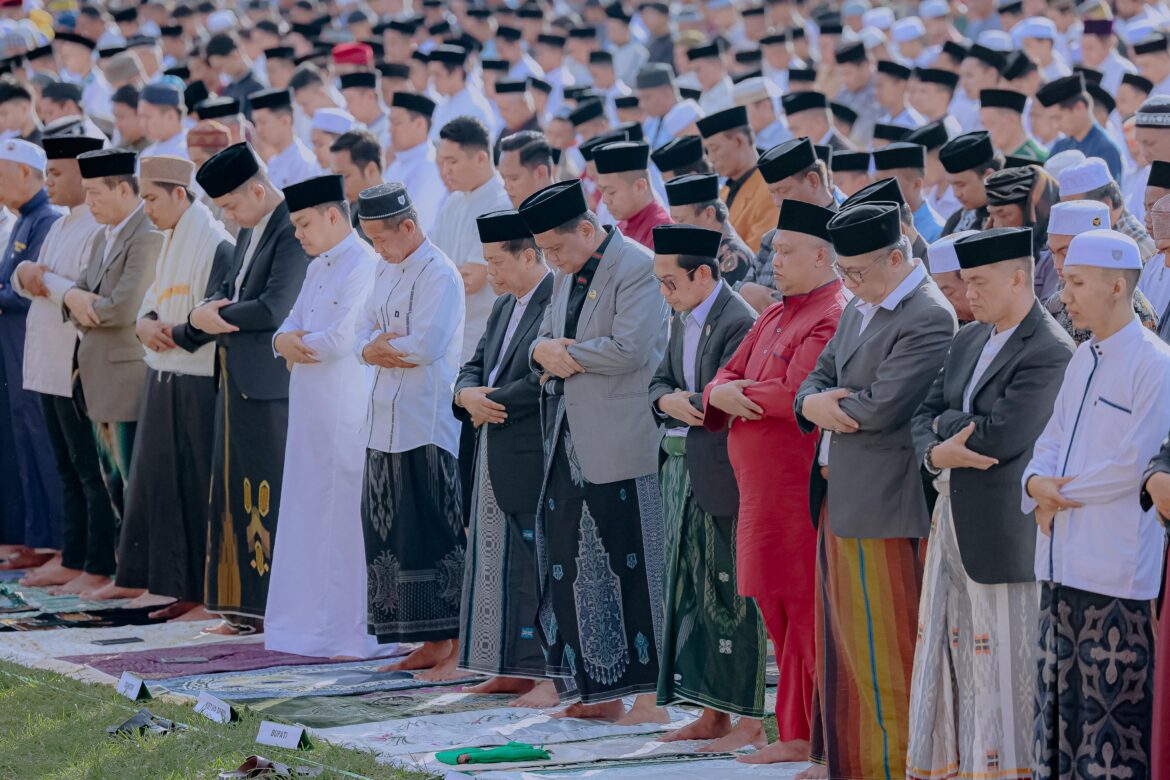 Bupati Bersama Plt Ketua TP PKK Kabupaten Barru Melaksanakan Shalat Idul Adha di Lapangan Sumpang Binangae