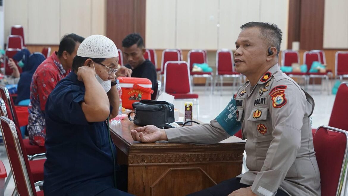 Danyon Brimob Bone Dan Anggota Donor Darah Di Polres Bone