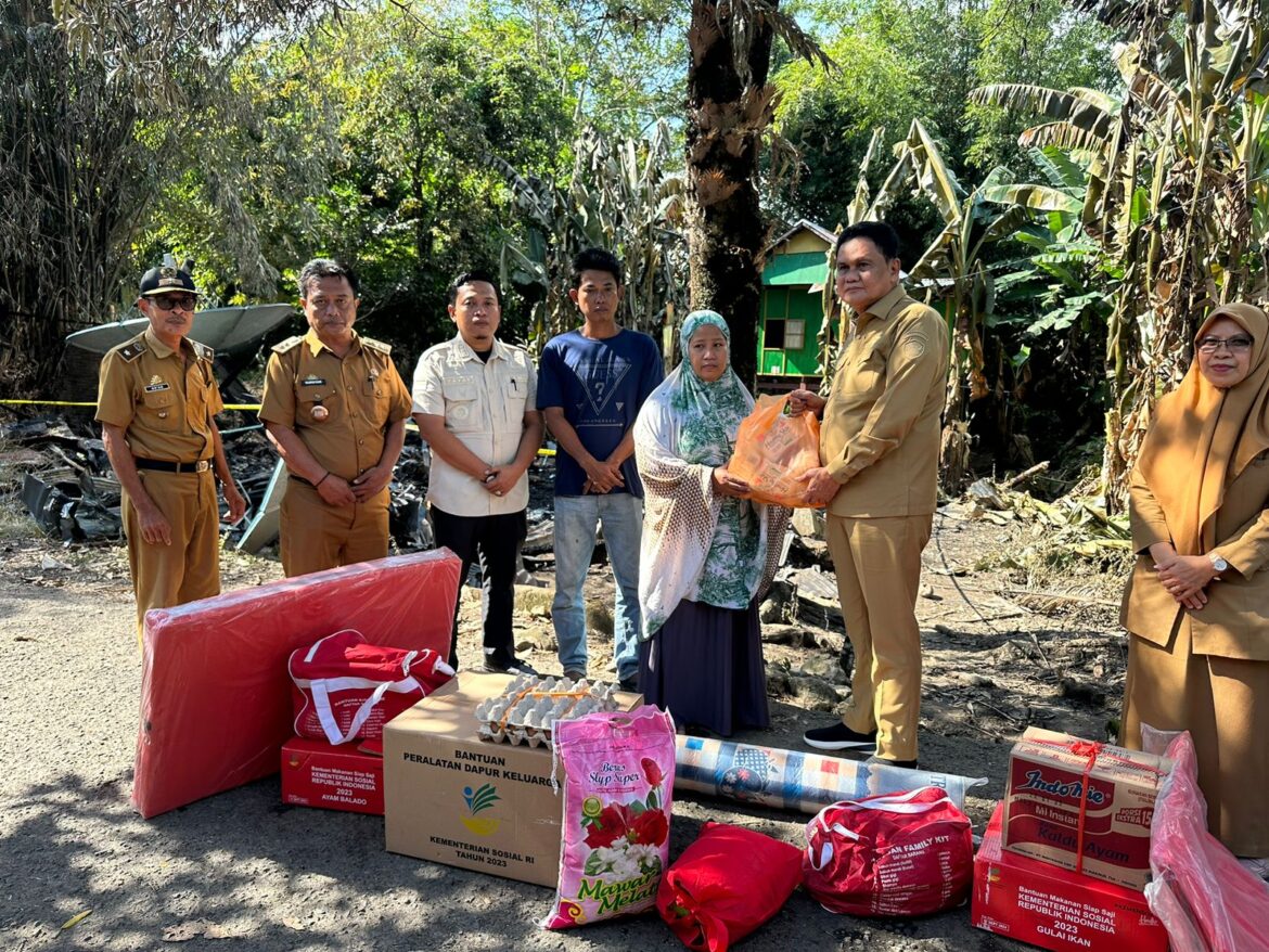 Bupati Barru Kunjungi Korban Kebakaran di Kelurahan Kiru Kiru Kecamatan Soppeng Riaja