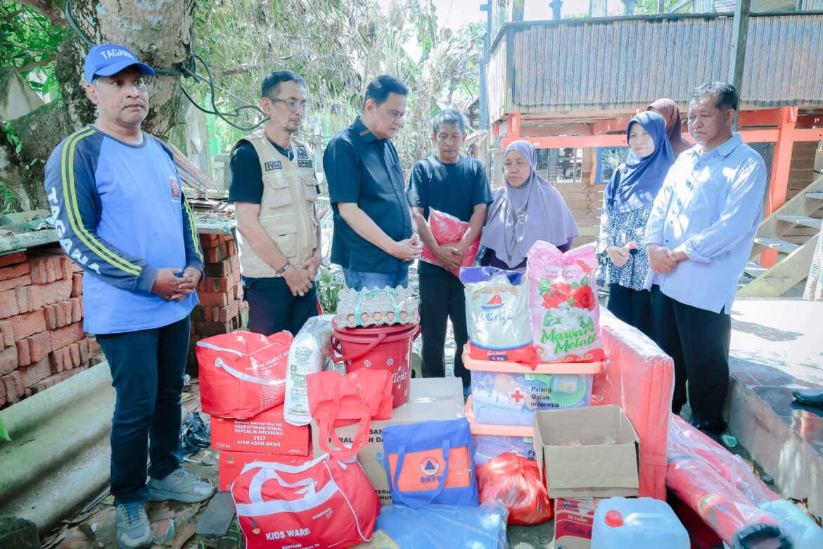 Bupati Barru Kunjungi Korban Kebakaran Di Desa Siawung