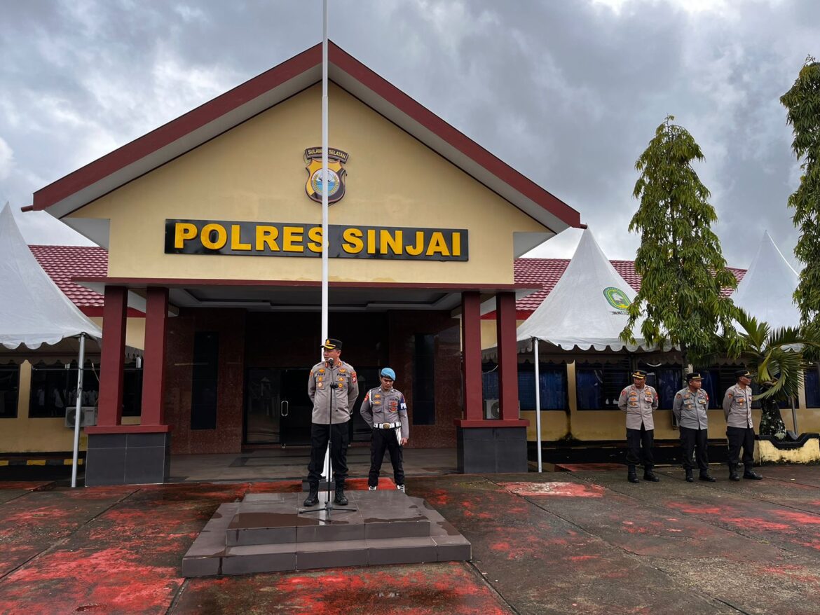 *Pimpin Apel Pagi, Kapolres Sinjai Sampaikan Kesiapan Pam Kunjungan Presiden RI di Sinjai.*