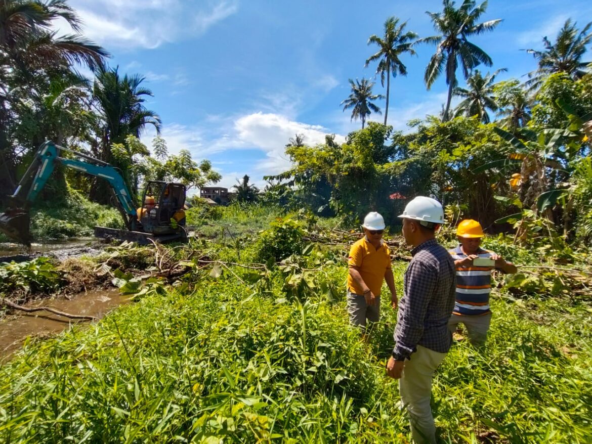 Atasi Banjir Akibat Curah Hujan Tinggi, PT Pasangkayu dan PT Mamuang serta PT Letawa Kerahkan Alat Berat Bersihkan Parit