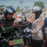 *Polwan Polda Sultra Rayakan Hari Jadi ke-76 dengan Membagikan Bunga Mawar di Kendari*