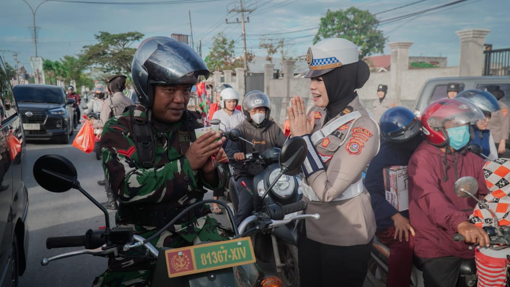 *Polwan Polda Sultra Rayakan Hari Jadi ke-76 dengan Membagikan Bunga Mawar di Kendari*