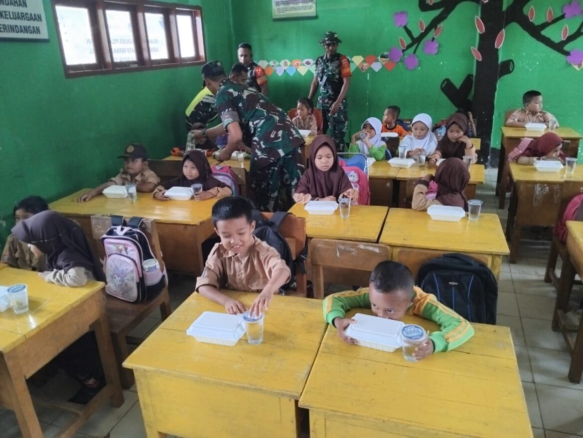 Program Hasanuddin Peduli Anak Sekolah, Kodim 1430/Konawe Utara Gelar Pemberian Makan Bergizi Gratis Kepada Siswa Siswi Kurang Mampu