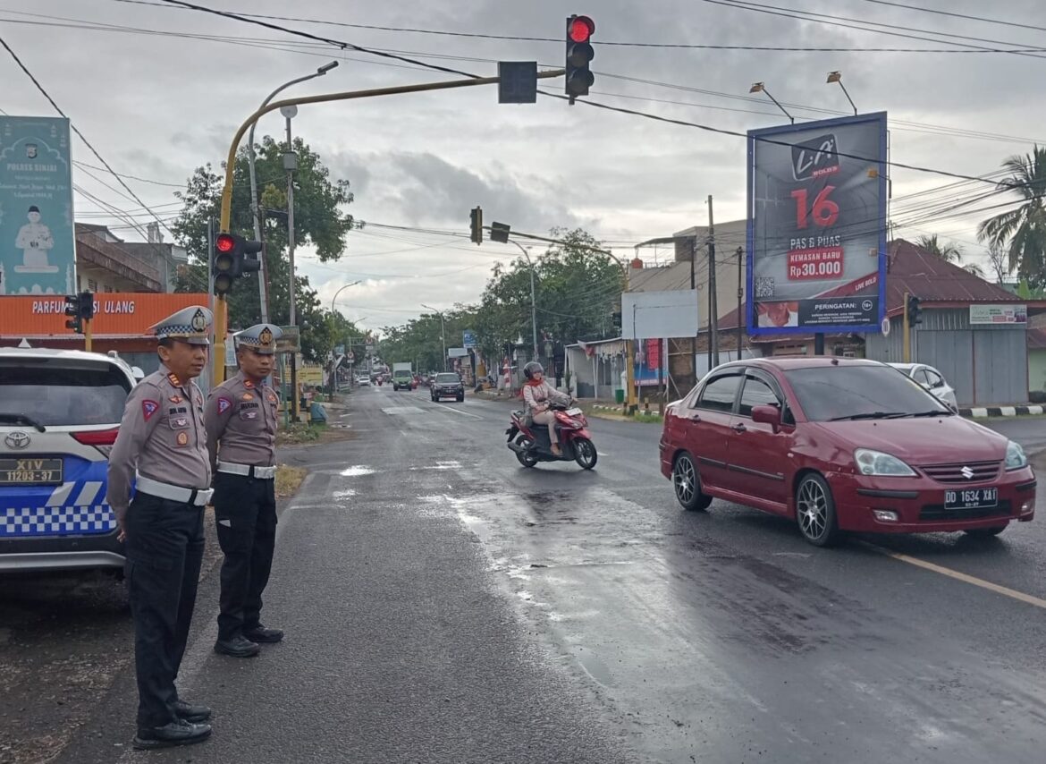 *Sat Lantas Polres Sinjai Gelar Pengaturan Pagi Sambil Edukasi Tertib Lalu Lintas.*