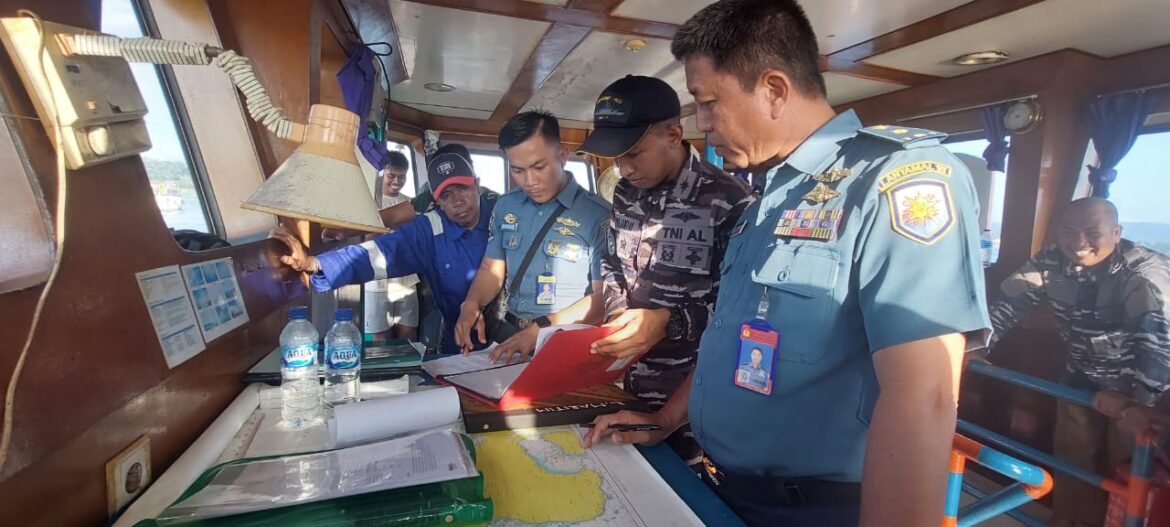 *Penyerahan Kapal TB.L.Maritim/Bg Surya Mas Hasil Pemeriksaan Dari Lanal Kendari Ke KSOP Kelas II Kendari*