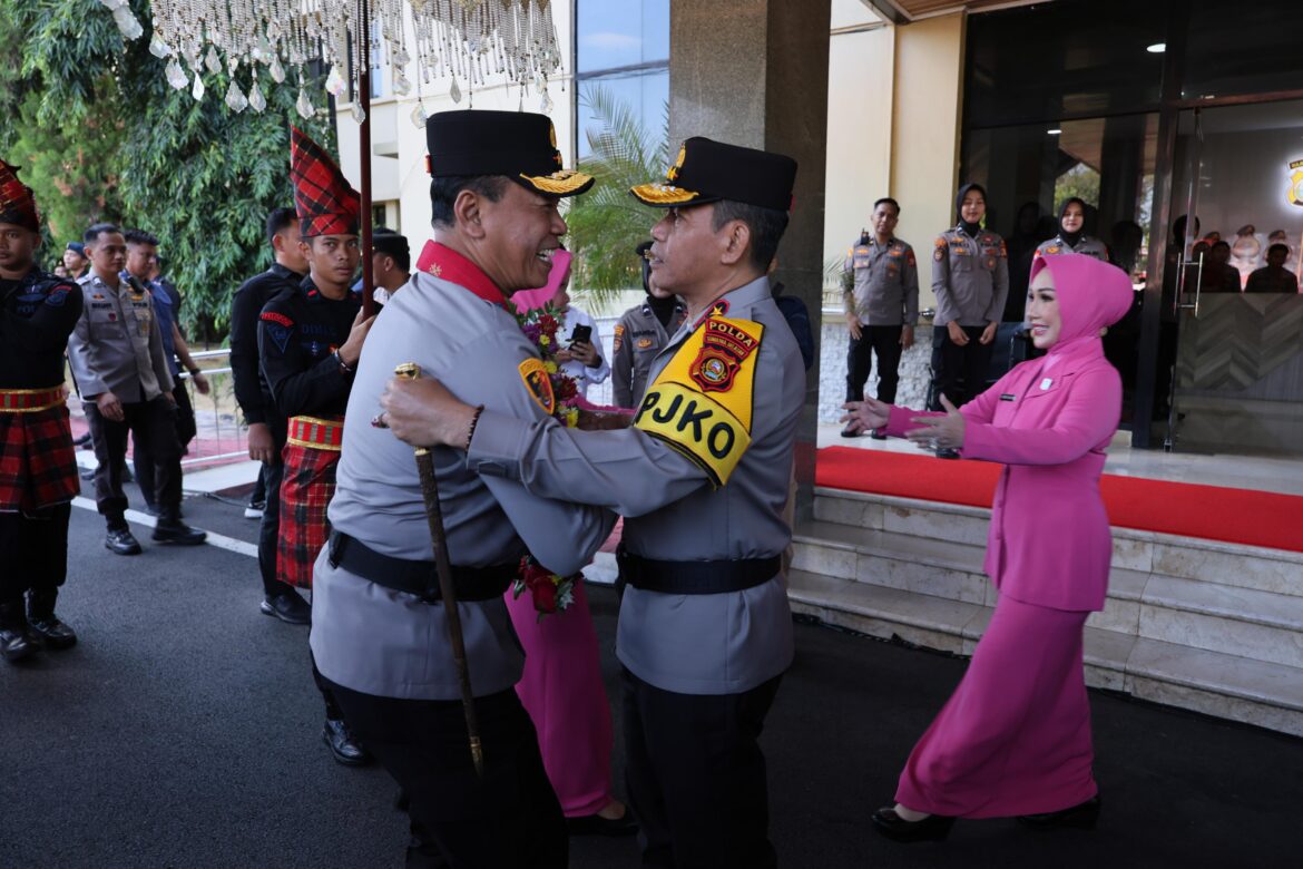 Tradisi Penyambutan Kapolda Sulsel Irjen Pol. Yudhiawan S.H., S.I.K., M.H., M.Si. di Mako Polda Sulsel