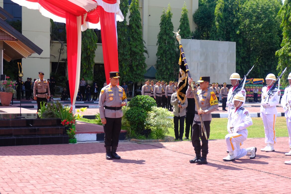 Irjen Pol Andi Rian Serahkan Bendera Pataka Polda Sulsel ke Irjen Pol Yudhiawan