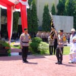 Irjen Pol Andi Rian Serahkan Bendera Pataka Polda Sulsel ke Irjen Pol Yudhiawan