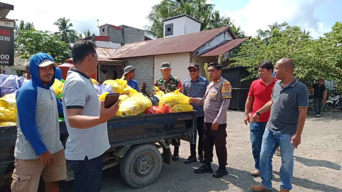 PT VKS Salurkan Bantuan 500 Paket Sembako Pada Masyarakat Desa Kasoloang Melalui Program CSR