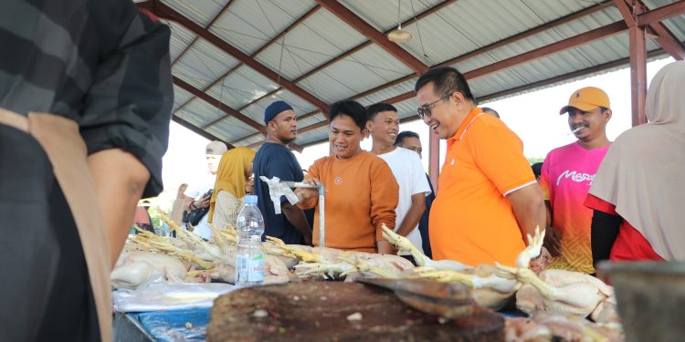 Calon Bupati Muhammad Fauzi Sapa Masyarakat yang Ada Dipasar Kapidi