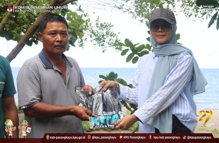 KPU Pasangkayu Gelar Sosialisasi dan Pendidikan Pemilih Segmen Kelompok Masyarakat Nelayan di Pantai Koa-Koa