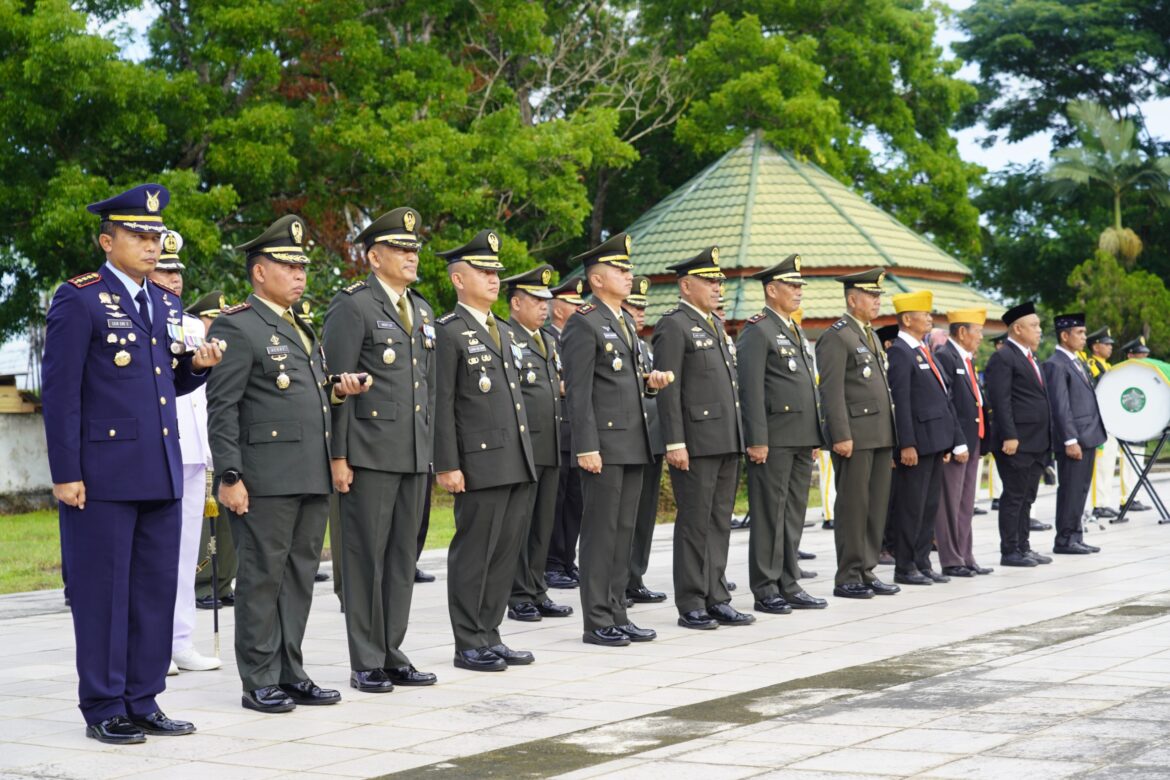 *Peringati Hari Pahlawan Nasional, Danrem 143/HO Pimpin Ziarah di TMP Watubangga*