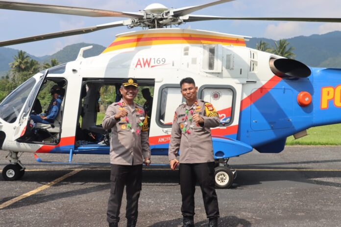 Kapolres Luwu Utara Dan Rombongan Kawal Pendistribusian Logistik Pilkada ke Rampi Menggunakan Helikopter.