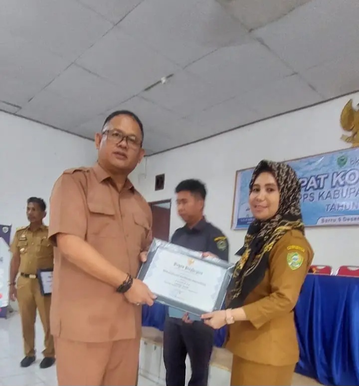 Diserahkan Kadis PMD, Desa Cilellang Raih Juara II Lomba Desa Tingkat Kab.Barru 2024