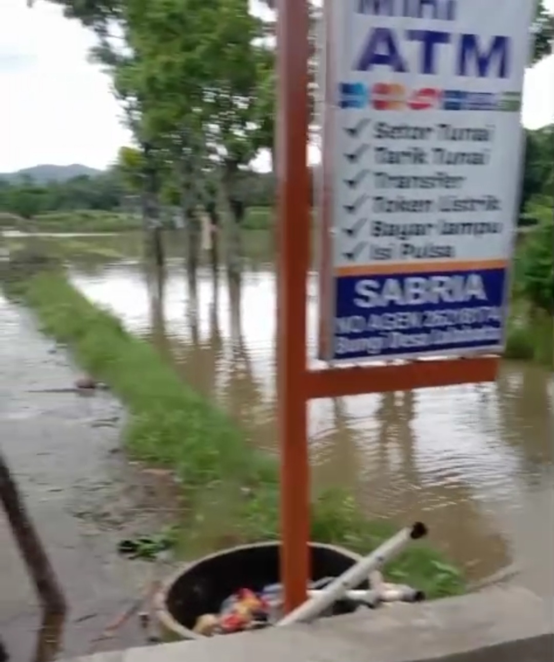 Hujan Tak Kunjung Redah, Akses Jalan Utama Dusun Bacu-Bacu Lalabata tidak Bisa Dilewati Warga